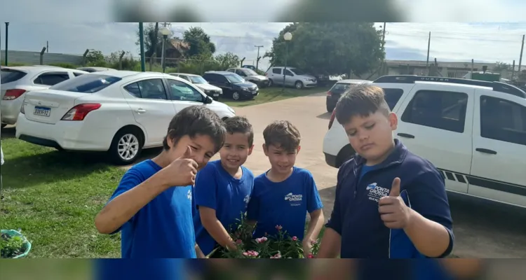 Como uma das principais atividades da proposta, a turma participou da revitalização do jardim da escola.