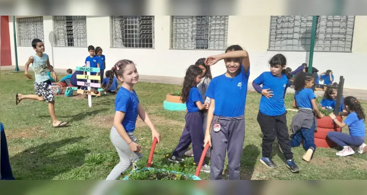 Como uma das principais atividades da proposta, a turma participou da revitalização do jardim da escola.