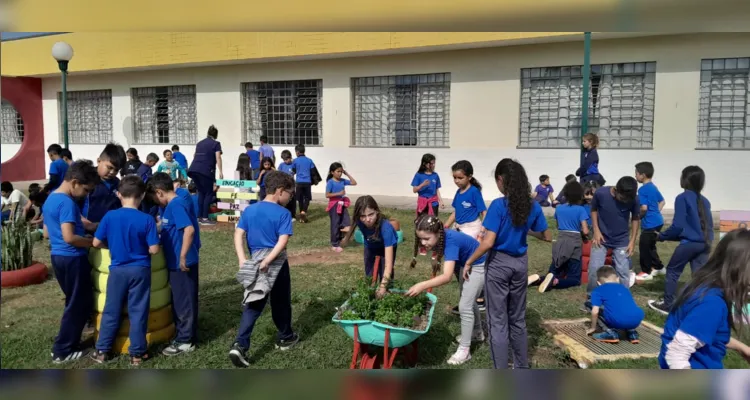 Como uma das principais atividades da proposta, a turma participou da revitalização do jardim da escola.