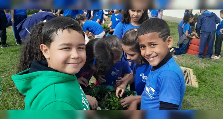 Como uma das principais atividades da proposta, a turma participou da revitalização do jardim da escola.