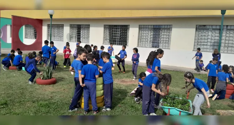 Como uma das principais atividades da proposta, a turma participou da revitalização do jardim da escola.