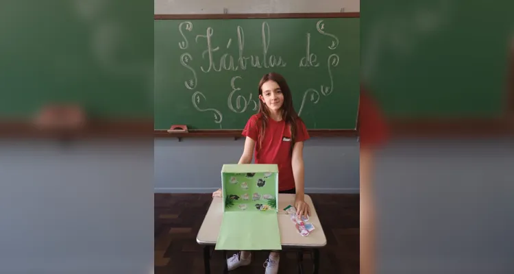 Como atividade prática, os alunos escolheram uma fábula e, em uma caixa de sapato, criaram o cenário e os personagens e apresentaram para o restante da turma.