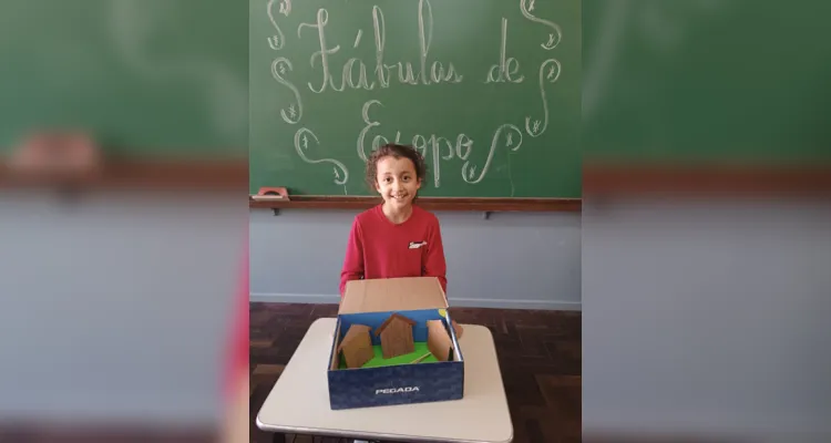 Como atividade prática, os alunos escolheram uma fábula e, em uma caixa de sapato, criaram o cenário e os personagens e apresentaram para o restante da turma.