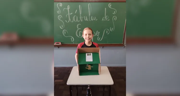 Como atividade prática, os alunos escolheram uma fábula e, em uma caixa de sapato, criaram o cenário e os personagens e apresentaram para o restante da turma.