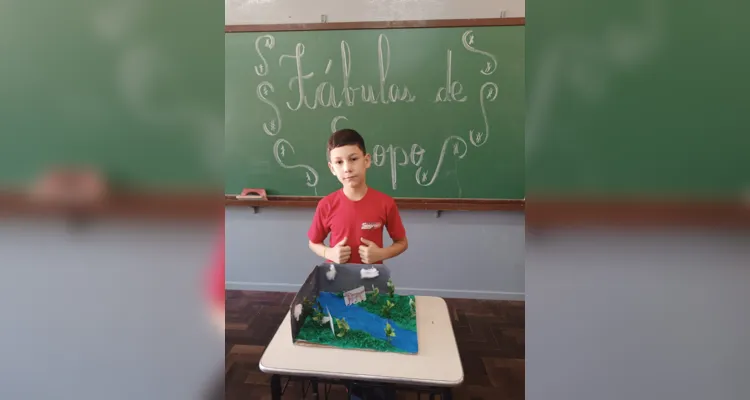 Como atividade prática, os alunos escolheram uma fábula e, em uma caixa de sapato, criaram o cenário e os personagens e apresentaram para o restante da turma.