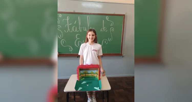 Como atividade prática, os alunos escolheram uma fábula e, em uma caixa de sapato, criaram o cenário e os personagens e apresentaram para o restante da turma.