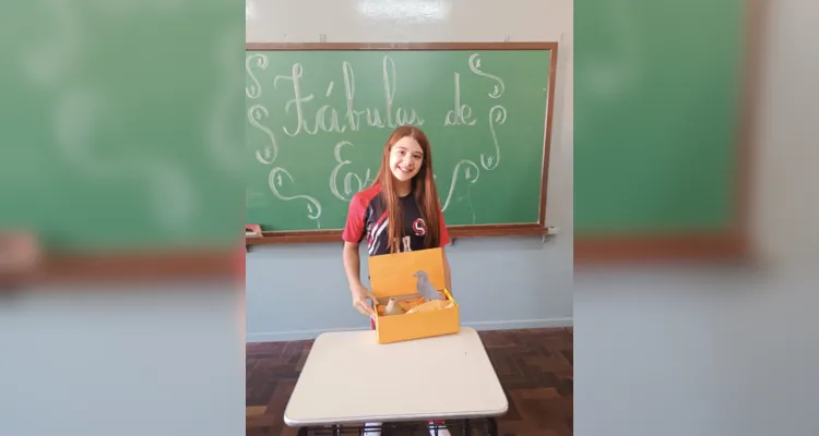 Como atividade prática, os alunos escolheram uma fábula e, em uma caixa de sapato, criaram o cenário e os personagens e apresentaram para o restante da turma.