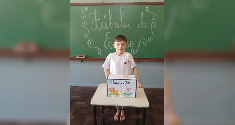 Como atividade prática, os alunos escolheram uma fábula e, em uma caixa de sapato, criaram o cenário e os personagens e apresentaram para o restante da turma.