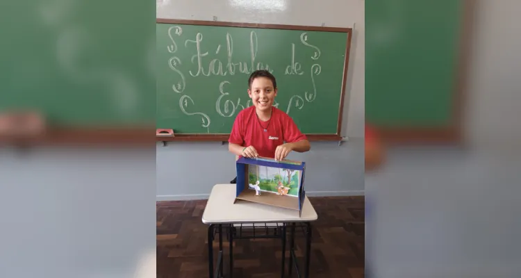 Como atividade prática, os alunos escolheram uma fábula e, em uma caixa de sapato, criaram o cenário e os personagens e apresentaram para o restante da turma.