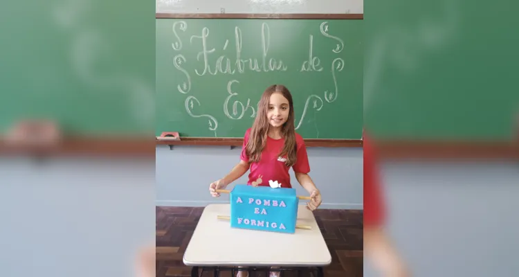 Como atividade prática, os alunos escolheram uma fábula e, em uma caixa de sapato, criaram o cenário e os personagens e apresentaram para o restante da turma.