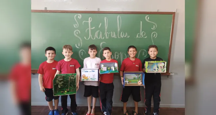 Como atividade prática, os alunos escolheram uma fábula e, em uma caixa de sapato, criaram o cenário e os personagens e apresentaram para o restante da turma.