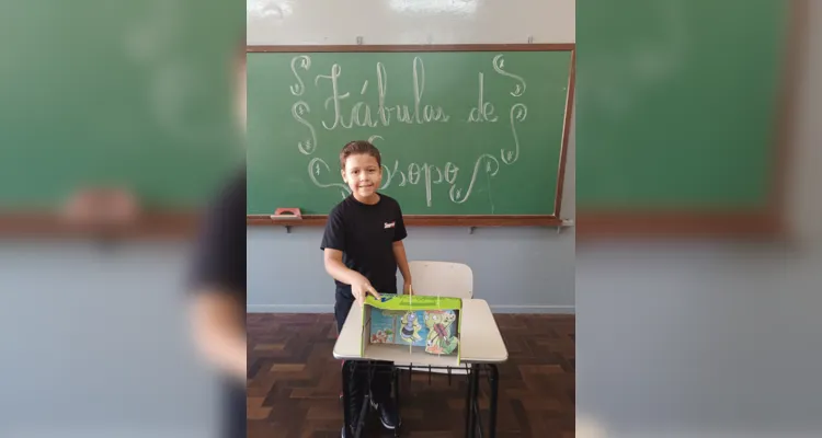 Como atividade prática, os alunos escolheram uma fábula e, em uma caixa de sapato, criaram o cenário e os personagens e apresentaram para o restante da turma.