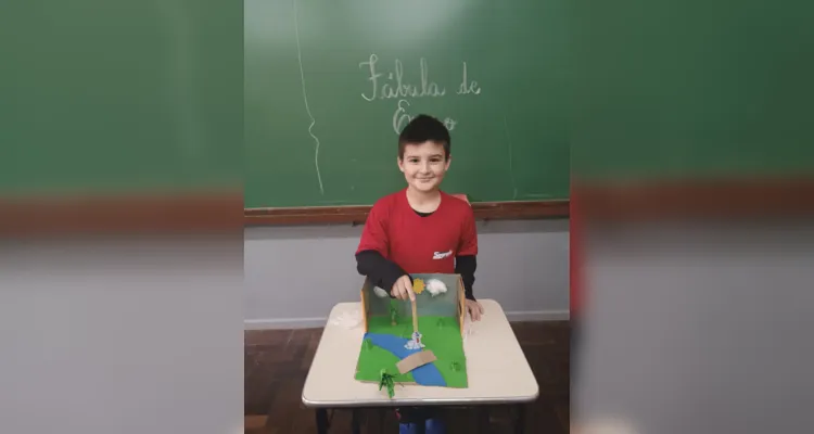 Como atividade prática, os alunos escolheram uma fábula e, em uma caixa de sapato, criaram o cenário e os personagens e apresentaram para o restante da turma.