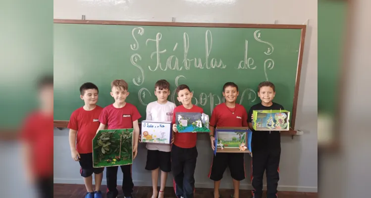 Como atividade prática, os alunos escolheram uma fábula e, em uma caixa de sapato, criaram o cenário e os personagens e apresentaram para o restante da turma.