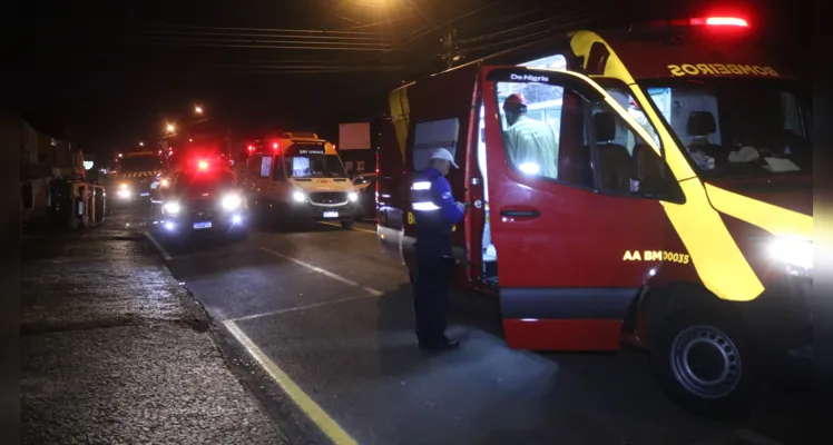 Acidente seguido de tombamento mobiliza Siate em Uvaranas