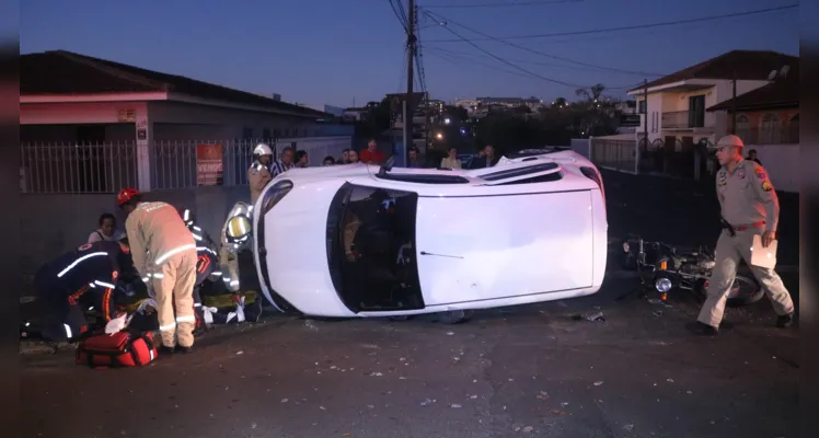 Acidente seguido de tombamento mobiliza Siate em Uvaranas