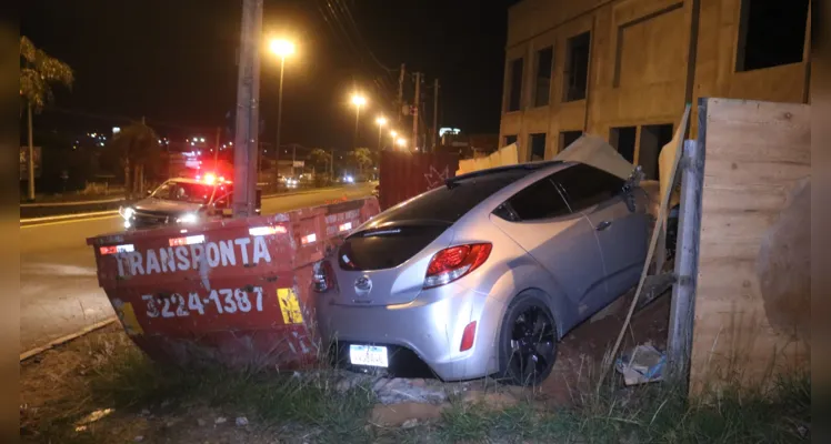 Colisão aconteceu no bairro de Uvaranas, na noite desta quarta-feira