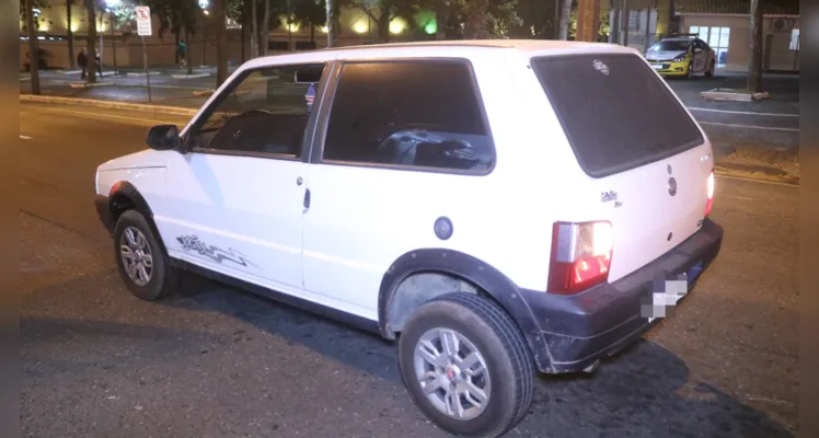 Motocicleta colide contra carro e dois ficam feridos no Centro de PG