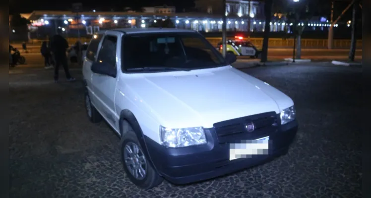 Motocicleta colide contra carro e dois ficam feridos no Centro de PG