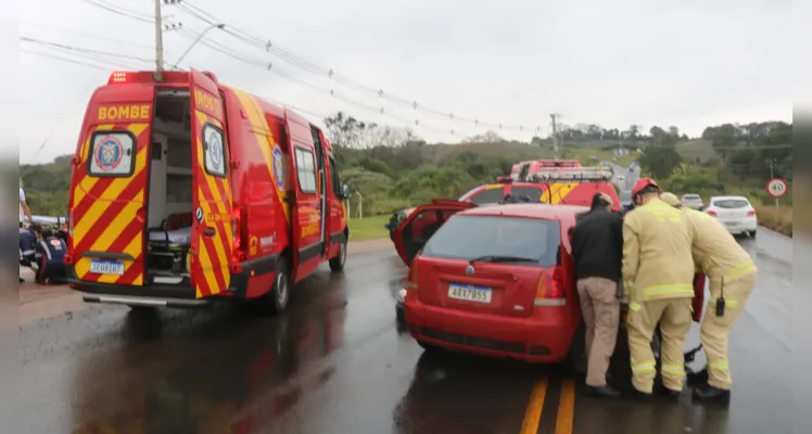 Dos quatro ocupantes dos carros, o condutor do Palio e uma passageira do Celta ficaram feridos