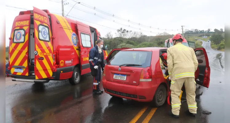 Dos quatro ocupantes dos carros, o condutor do Palio e uma passageira do Celta ficaram feridos