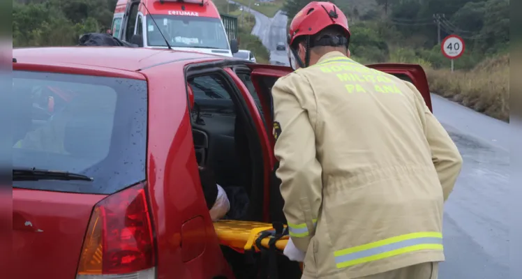 Dos quatro ocupantes dos carros, o condutor do Palio e uma passageira do Celta ficaram feridos