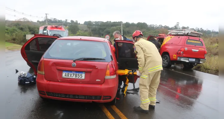 Dos quatro ocupantes dos carros, o condutor do Palio e uma passageira do Celta ficaram feridos