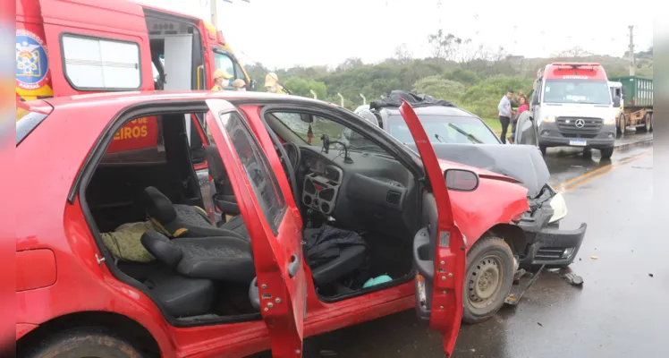 Dos quatro ocupantes dos carros, o condutor do Palio e uma passageira do Celta ficaram feridos