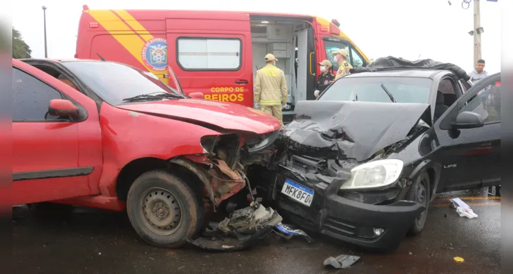 Dos quatro ocupantes dos carros, o condutor do Palio e uma passageira do Celta ficaram feridos