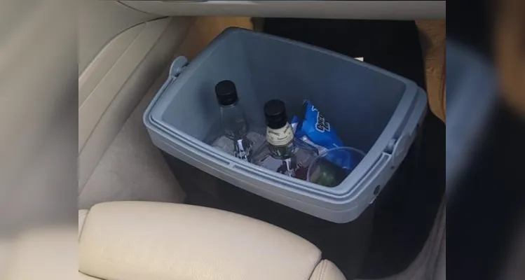 Cooler com bebidas encontrado no interior do carro.