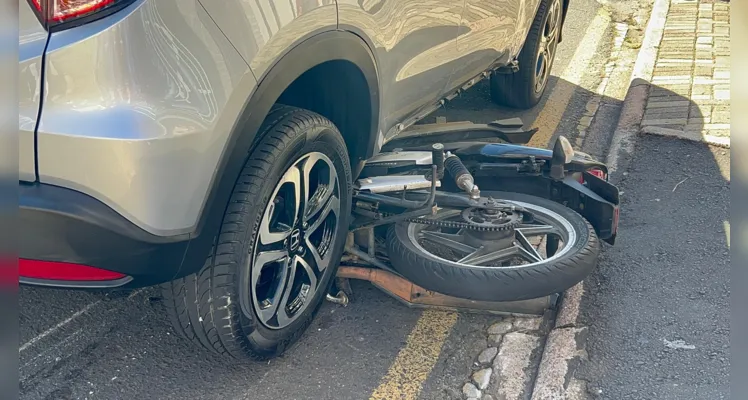 Motociclista é atingido por carro no Centro de PG e sofre fratura