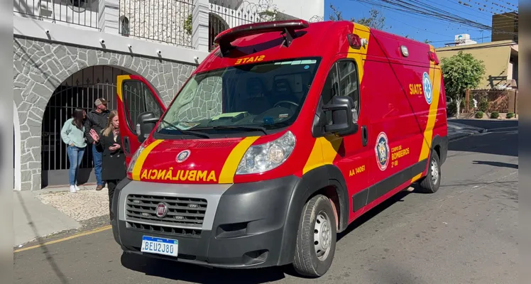 Motociclista é atingido por carro no Centro de PG e sofre fratura