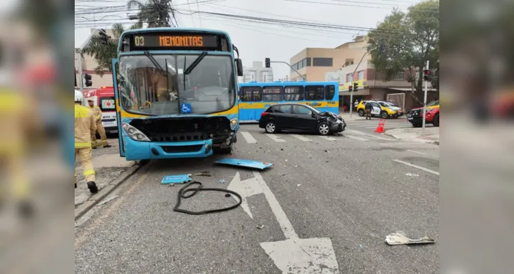 O ônibus foi atingido por um carro em um cruzamento
