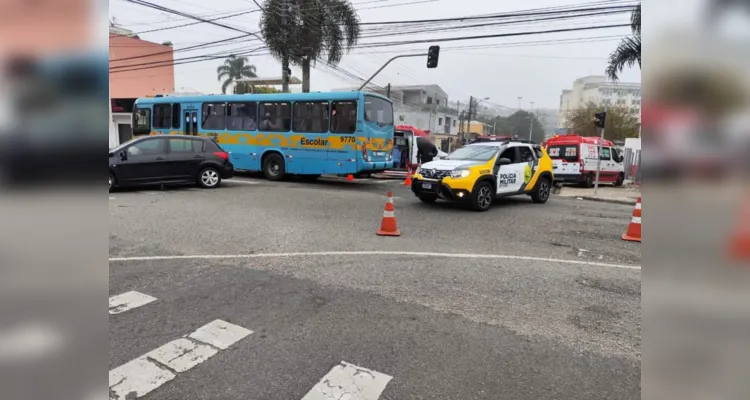 Ônibus com 20 crianças especiais se envolve em acidente no PR; vídeo