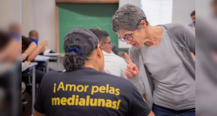 O curso de Língua Portuguesa contribui para promover a defesa dos direitos fundamentais da comunidade de migrantes.