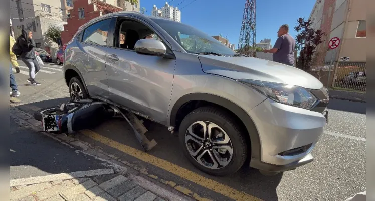 A motocicleta foi arrastada por mais de 50 metros