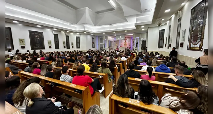 Igreja matriz cheia todos os nove dias de festa.