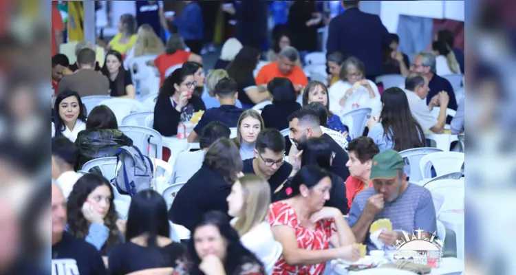 As pessoas podem se deliciar na festa sem preocupação.