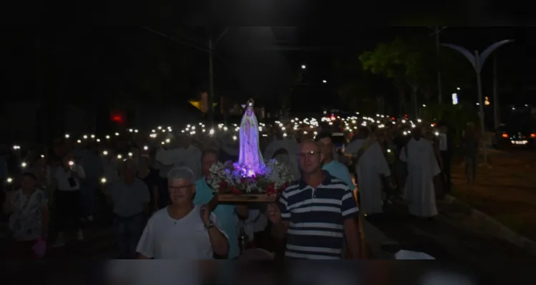 A procissão luminosa levou centenas às ruas.