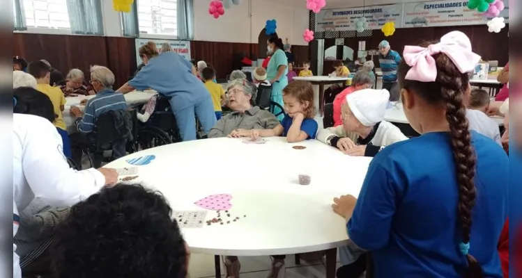 No asilo, a turma realizou diversas dinâmicas com os moradores.