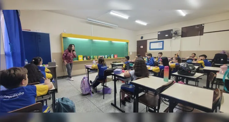 Um momento especial para os alunos foi a visita da escritora Jacqueline de Mattos, que respondeu a perguntas e contou um pouco de sua trajetória.