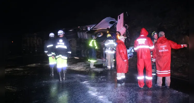 Motorista de caminhão que transportava maçãs morre em acidente, na BR-373, em Ipiranga |