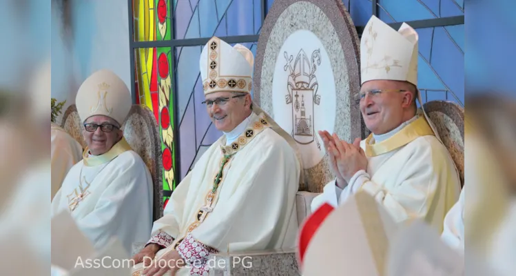 Catedral fica lotada na posse de Dom Bruno em PG; veja fotos