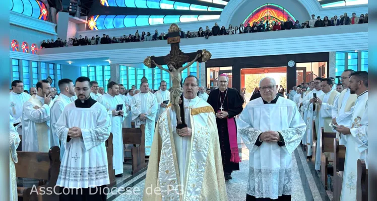 Catedral fica lotada na posse de Dom Bruno em PG; veja fotos