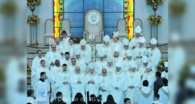 Catedral fica lotada na posse de Dom Bruno em PG; veja fotos