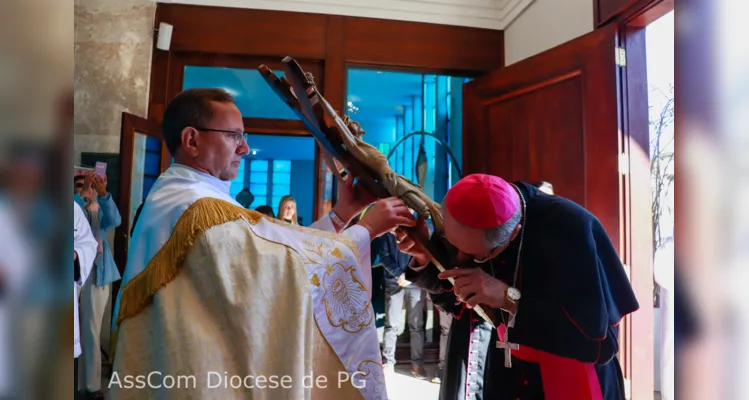 Catedral fica lotada na posse de Dom Bruno em PG; veja fotos