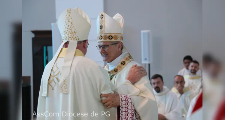 Catedral fica lotada na posse de Dom Bruno em PG; veja fotos