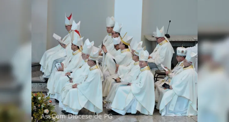 Catedral fica lotada na posse de Dom Bruno em PG; veja fotos