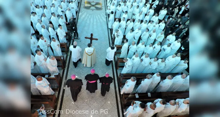 Catedral fica lotada na posse de Dom Bruno em PG; veja fotos