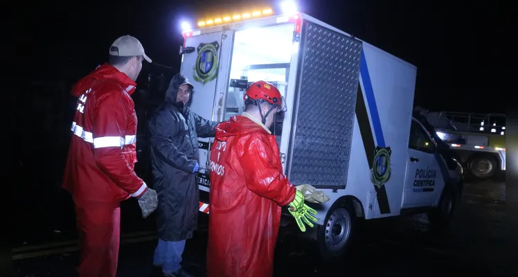 Motorista de caminhão que transportava maçãs morre em acidente, na BR-373, em Ipiranga |